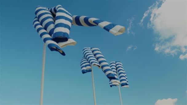 Banderas Bandera Festiva Azul Blanca Paseo Marítimo Moviéndose Lentamente Viento — Vídeo de stock
