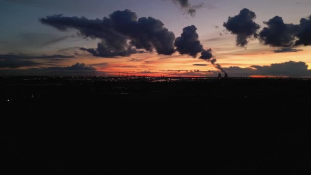 Donkere Luchtfoto Van Industriële Haven Kerncentrale Vlak Zonsondergang — Stockvideo