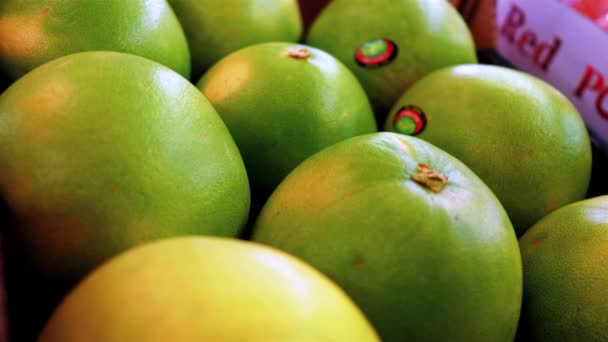 亚洲市场泡沫盒中的绿色成熟芒果 — 图库视频影像