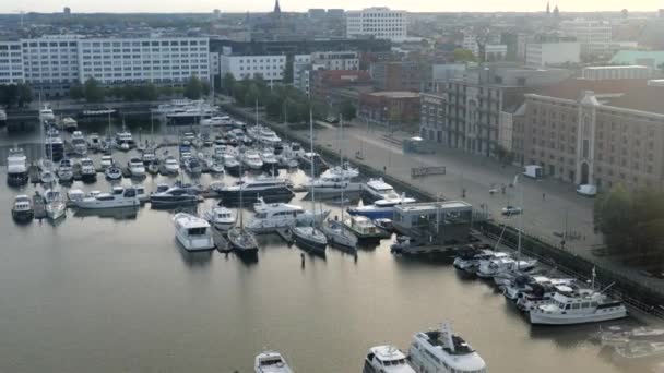 Panning Schot Tonen Dock Met Boten Stad Tijdens Zonsondergang — Stockvideo