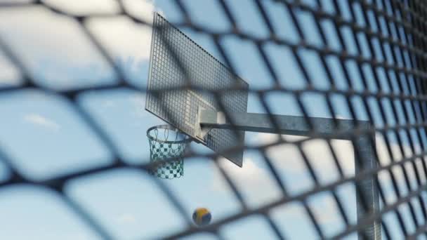 Hapishane Bahçesinde Top Ile Çitlerin Arkasında Metal Basketbol Ringi — Stok video