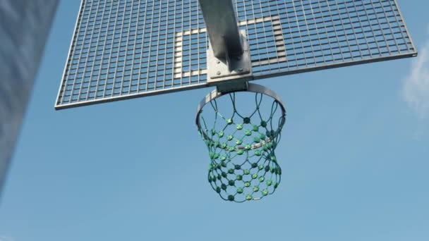 Anneau Basket Rue Métal Avec Balle Jetée Dans Panier — Video