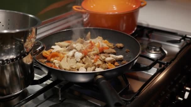Ψήσιμο Μείγμα Από Κοτόπουλο Και Πιπεριές Στο Σπίτι Κουζίνα Αερίου — Αρχείο Βίντεο