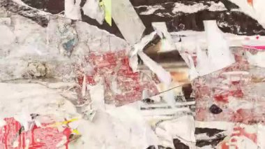 Eski grunge yırtık kolaj posterleri buruşmuş kağıt levha deseni arka plan. Arka plan için yırtık posterlerle birlikte.