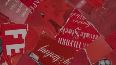 Eski grunge yırtık kolaj posterleri buruşmuş kağıt levha deseni arka plan. Arka plan için yırtık posterlerle birlikte.
