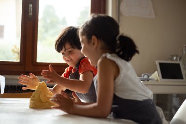 İki mutlu kız kardeş evdeki yemek hazırlıkları için heyecanlı.