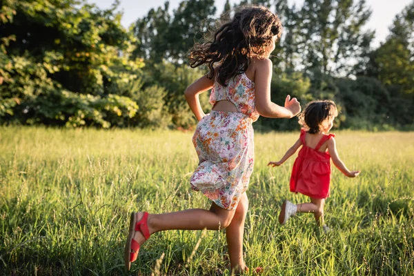 Twee Meisjes Jurken Lopen Een Ander Avond Het Veld — Stockfoto