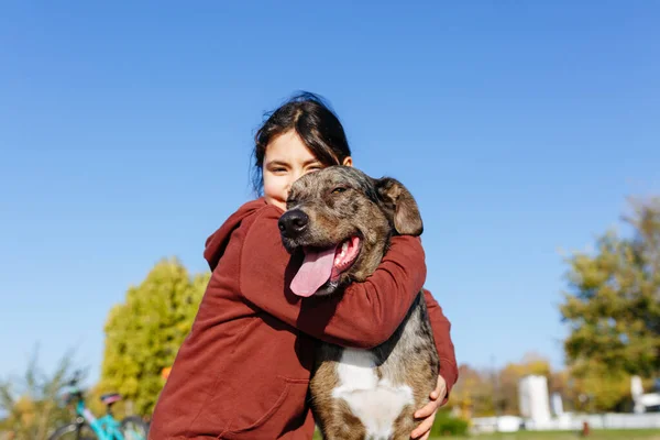 Meisje Met Donker Haar Bruin Hoodie Knuffelt Haar Grijze Hond — Stockfoto