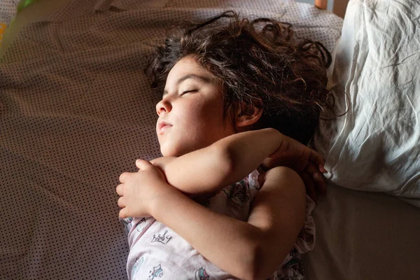 Vista Superior Dormir Cama Chica Con Pelo Largo Oscuro —  Fotos de Stock