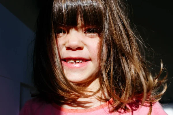 Güçlü Güneşin Altında Gülümseyen Kızın Portresi — Stok fotoğraf