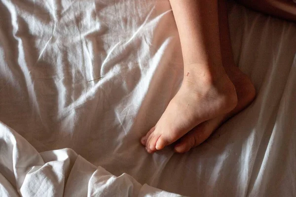 Close Feet Child White Bed — Stock Photo, Image