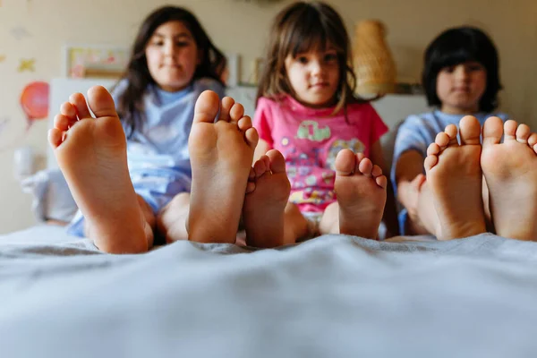 Descalzo Tres Niños Acostados Cama Los Padres Casa —  Fotos de Stock