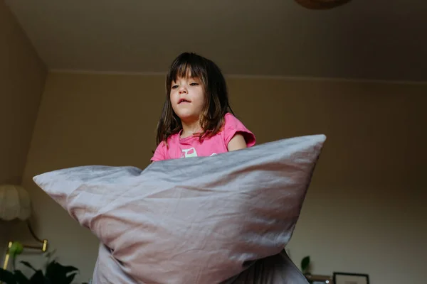 Niña Con Pelo Castaño Pijama Rosa Jugando Con Gran Almohada —  Fotos de Stock