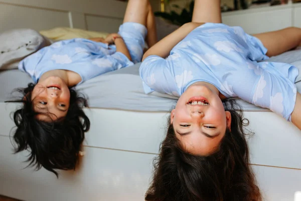 Dos Chicas Sonrientes Con Pelo Oscuro Acostadas Cama Con Cabeza —  Fotos de Stock