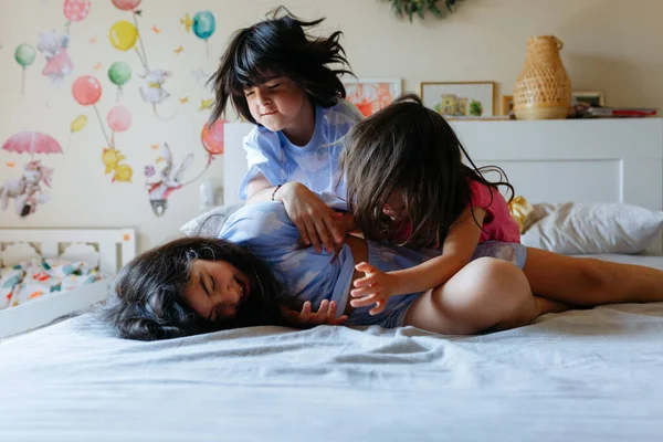 Vista Lateral Tres Hermanas Niñas Pijama Jugando Cama Los Padres —  Fotos de Stock