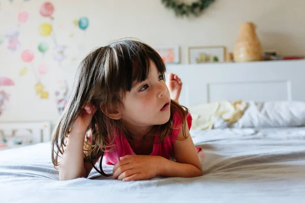 Thoughtful Small Child Lying Parents Bed — Stock Photo, Image