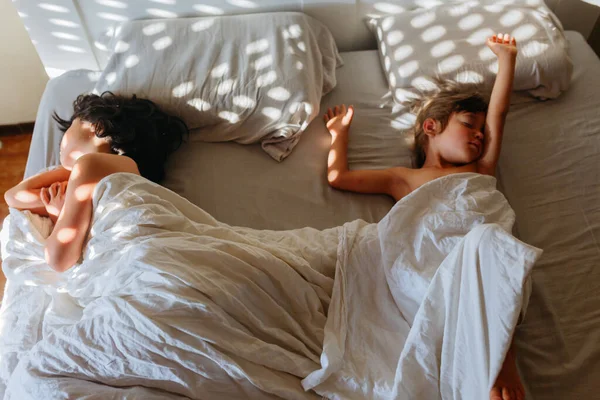 Două Surori Fete Dormind Patul Părinților Sub Foaie Albă Lumina — Fotografie, imagine de stoc