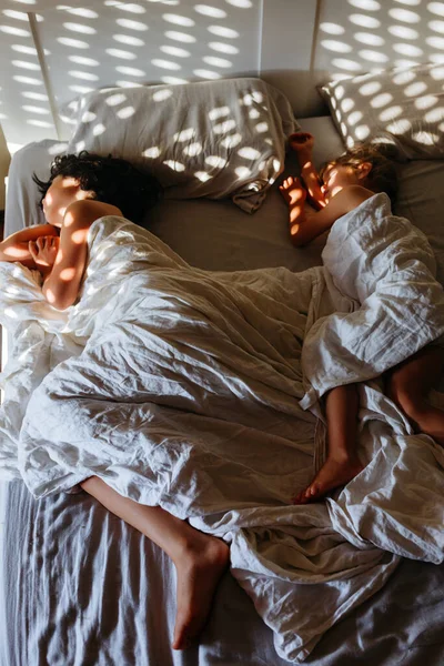 Vedere Superioară Asupra Două Surori Fete Care Dorm Patul Părinților — Fotografie, imagine de stoc