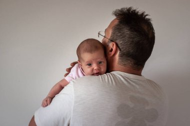 Pembeli bebeğini omzunda tutan babanın dikiz aynası.