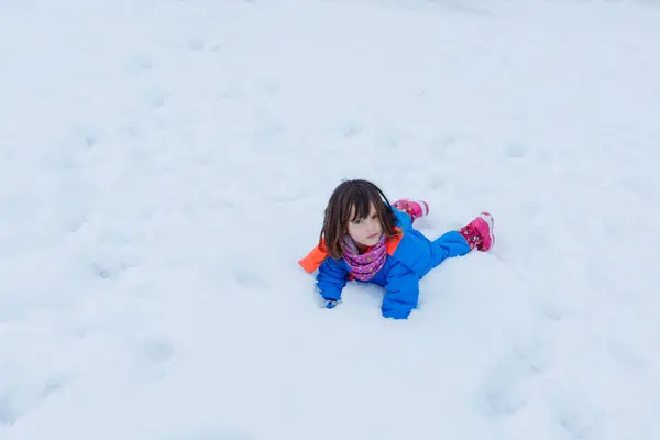Mädchen Leuchtend Blauen Winterjacken Und Rosa Stiefeln Legen Sich Auf — Stockfoto