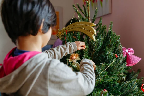 Dikiz Aynasında Pembe Duvarın Karşısında Duran Çocuk Noel Ağacını Süslüyor — Stok fotoğraf