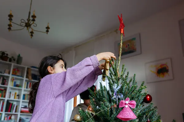 Evde Yeşil Noel Ağacı Süsleyen Süveterli Iki Çocuğun Düşük Açılı — Stok fotoğraf
