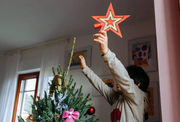 Kısa Saçlı Kızın Düşük Açılı Görüntüsü Evdeki Noel Ağacının Tepesine — Stok fotoğraf