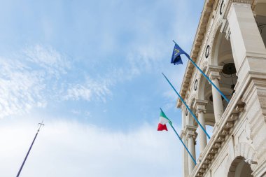 Avrupa Birliği bayrağının düşük açılı görüntüsü ve eski güzel binanın üzerinde İtalyan bayrağı