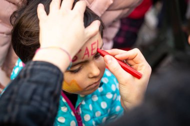 Karnavaldaki çocuk yüzü resminin yüksek açılı görüntüsü