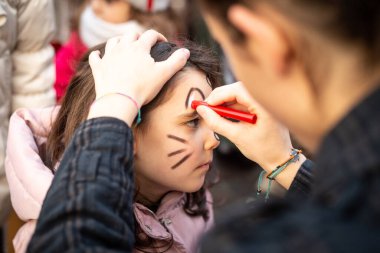 Karnavaldaki küçük bir çocuğun yüz resmi.