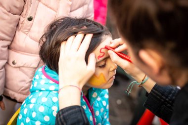 Karnavaldaki çocuk yüzü resminin yüksek açılı görüntüsü