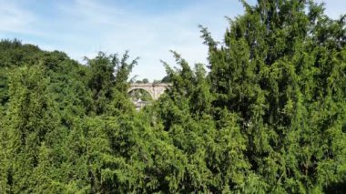 Drone görüntüleri Knaresborough Viaduct ve Nidd Nehri 'nin Kuzey Yorkshire İngiltere' de olduğunu gösteriyor.