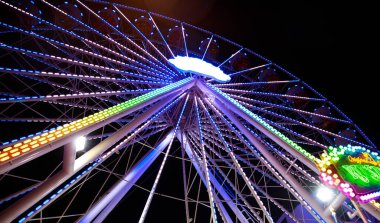 Geceleri renkli ışıkları olan dönme dolap. 