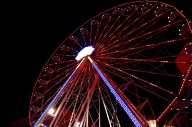 Geceleri renkli ışıkları olan dönme dolap. 