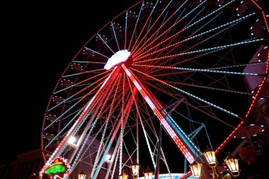 Geceleri renkli ışıkları olan dönme dolap. 