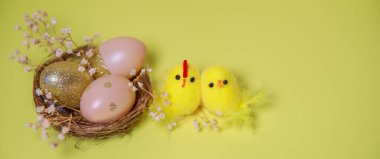 Sarı zemin üzerinde paskalya yumurtası ve tavuk metin için kopyalama alanı