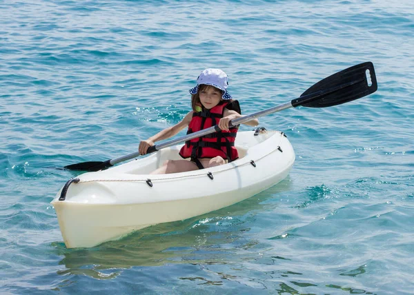 Beautiful Girl Life Jacket Canoe Boat Child Holds Sail Boat — Stock Photo, Image