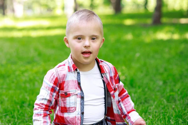 Αγόρι Σύνδρομο Εξωτερικούς Χώρους Στο Πάρκο Φόντο Πράσινο Παιδί Χαμογελάει — Φωτογραφία Αρχείου
