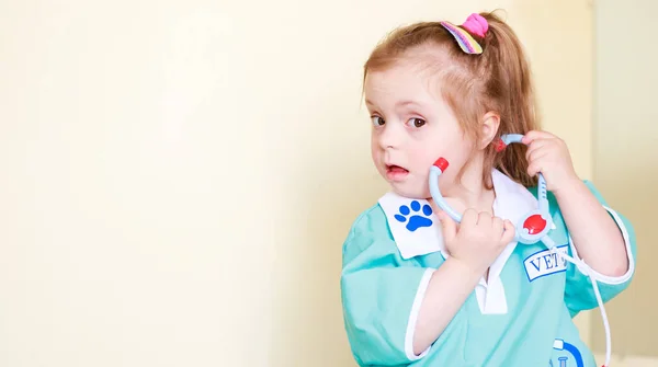 Dívka Downovým Syndromem Hraje Dětským Fonendoskopem — Stock fotografie