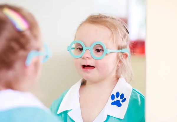 Portrét Dívky Downovým Syndromem Holka Doktorském Obleku Dítě Hraje Hry — Stock fotografie