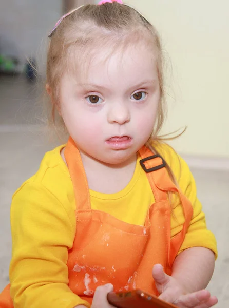 Portret Van Een Meisje Met Syndroom Kind Verkleed Als Kok — Stockfoto