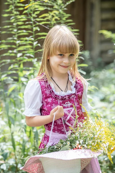 Menina Feliz Pequena Bonita Vestido Com Buquê Flores Amarelas Natureza — Fotografia de Stock
