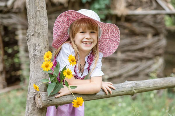 Krásná Malá Šťastná Dívka Šatech Kyticí Žlutých Květin Přírodě Vesnici — Stock fotografie