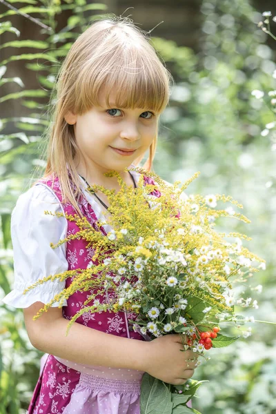 Menina Feliz Pequena Bonita Vestido Com Buquê Flores Amarelas Natureza — Fotografia de Stock