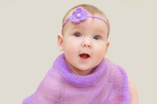 Kleine Schöne Mädchen Lächelt Schön Porträt Eines Glücklichen Mädchens Neugeborenes — Stockfoto