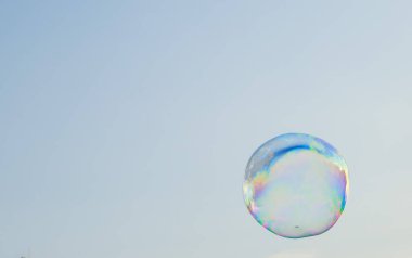 Mavi gökyüzünde sabun köpükleri 