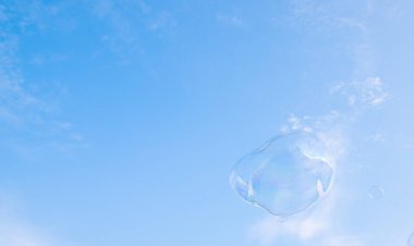 Mavi gökyüzünde sabun köpükleri 