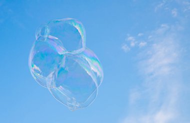 Mavi gökyüzünde sabun köpükleri 