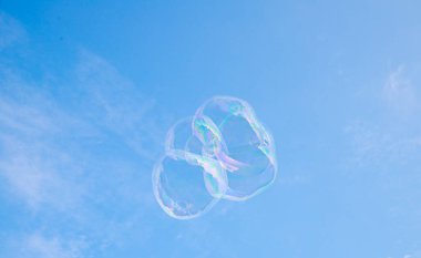 Mavi gökyüzünde sabun köpükleri 