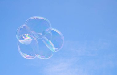 Mavi gökyüzünde sabun köpükleri 